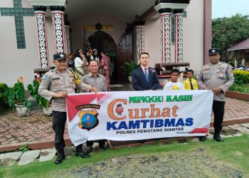 Bhabinkamtibmas, Aiptu J. Hutauruk dan Aipda A. Malik, menyerap aspirasi jemaat gereja melalui kegiatan Minggu Kasih Curhat Kamtibmas, pada Minggu (10/8/2025) pagi.