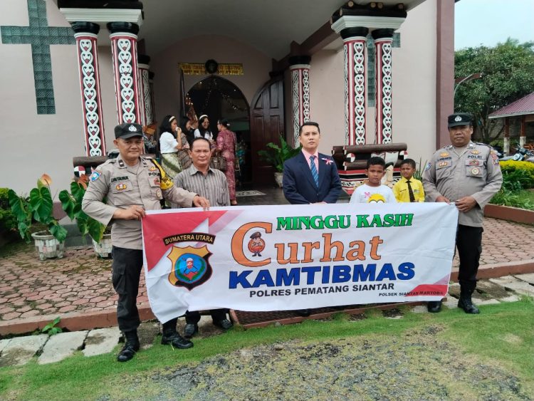 Bhabinkamtibmas, Aiptu J. Hutauruk dan Aipda A. Malik, menyerap aspirasi jemaat gereja melalui kegiatan Minggu Kasih Curhat Kamtibmas, pada Minggu (10/8/2025) pagi.