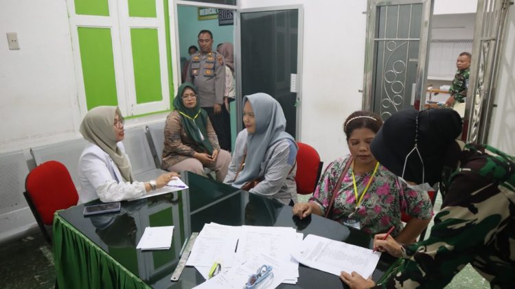 Polres Pematangsianțar melaksanakan pemeriksaan kesehatan (Rikkes) rekrutmen relawan Satuan Pelayanan Pemenuhan Gizi (SPPG) Polres Pematangsianțar, di Rumah Sakit (RS) Tentara, pada Rabu (13/8/2025) pagi.