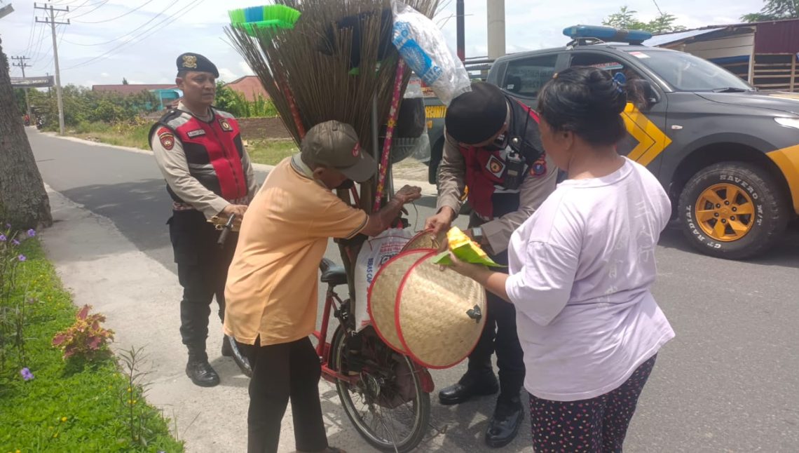 Satuan Samapta Polres Pematangsiantar menggelar kegiatan bhakti sosial (Baksos) kepada masyarakat yang membutuhkan, di Jalan Parapat, pada Sabtu (30/8/2025) pagi.