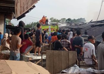Mobil Pemadam Kebakaran (Damkar) PT. STTC saat berusaha memadamkan kobaran api yang membakar Pasar Serbelawan.