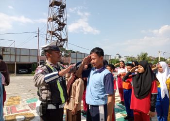 Sat Lantas Polres Pematangsiantar menggelar pertemuan rutin dan pelatihan mandiri kepada anggota Patroli Keamanan Sekolah (PKS), di Lapangan Aspol Polres Pematangsiantar, pada Jumat (22/8/2025) sore.