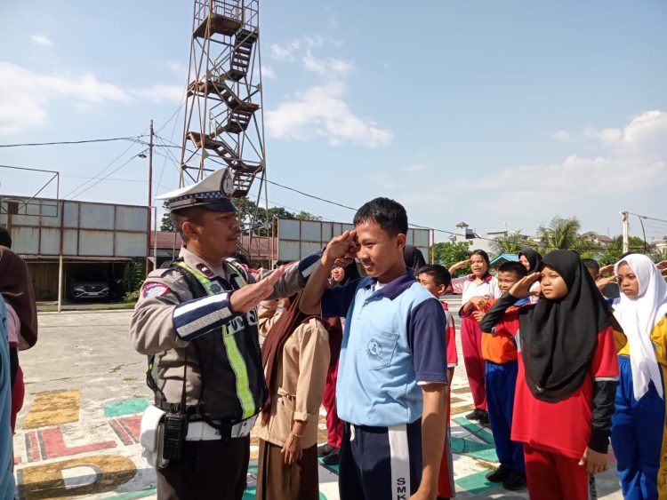 Sat Lantas Polres Pematangsiantar menggelar pertemuan rutin dan pelatihan mandiri kepada anggota Patroli Keamanan Sekolah (PKS), di Lapangan Aspol Polres Pematangsiantar, pada Jumat (22/8/2025) sore.