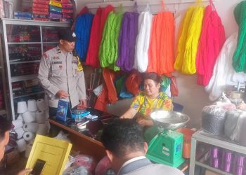 Bhabinkamtibmas Kelurahan Suka Maju, AIPDA Adilman Manalu, melaksanakan sambang di UD Sony Ulos Jalan Durian, Kelurahan Suka Maju, pada Senin (25/8/2025) siang.