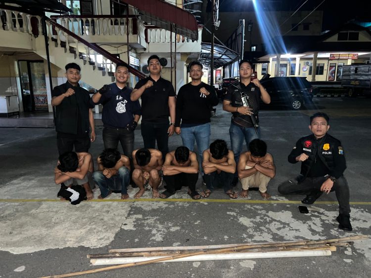 Polres Pematangsiantar melalui Tim Khusus (Timsus) Dayok Mirah, gerak cepat mengamankan enam orang remaja diduga tawuran, di apil Dayok Mirah, pada Sabtu subuh (16/8/2025).