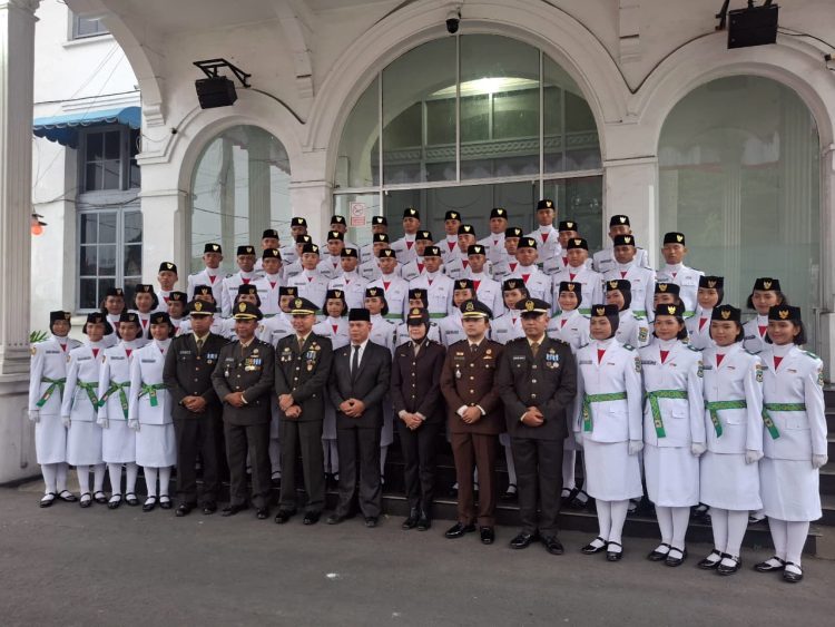 Kasat Lantas, IPTU Friska Susana SH, mewakili Kapolres Pematangsiantar, menghadiri pengukuhan sebanyak 55 anggota Paskibraka Kota Pematangsiantar Tahun 2025, di Gedung Serbaguna Pemko Pematangsiantar, Jumat (15/8/2025) sore.