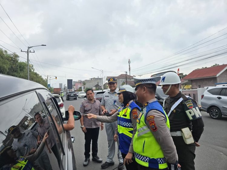 Sat Lantas Polres Pematangsiantar kembali menggelar razia gabungan Kepatuhan Pajak Kendaraan bermotor (PKB) Tahun 2025 yang berlangsung di depan Mako Sat Lantas, Jalan Sangnawaluh, pada Kamis (28/8/2025) pagi.