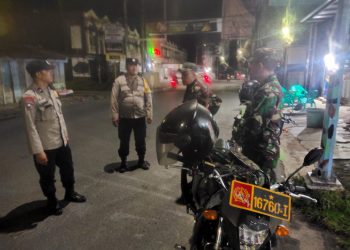 Polsek Siantar Marihat melaksanakan patroli gabungan bersama Koramil 03/SS, di wilayah Kecamatan Siantar Marihat dan Kecamatan Siantar Marimbun, pada Sabtu (30/8/2025) malam.