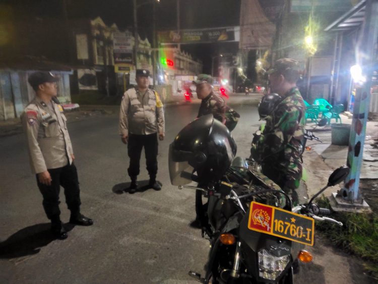 Polsek Siantar Marihat melaksanakan patroli gabungan bersama Koramil 03/SS, di wilayah Kecamatan Siantar Marihat dan Kecamatan Siantar Marimbun, pada Sabtu (30/8/2025) malam.