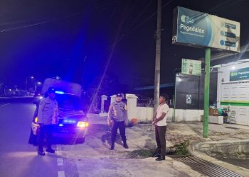 Polsek Siantar Marihat melaksanakan patroli malam hari, di wilayah hukum Polsek Siantar Marihat, pada Minggu (17/8/2025) malam.