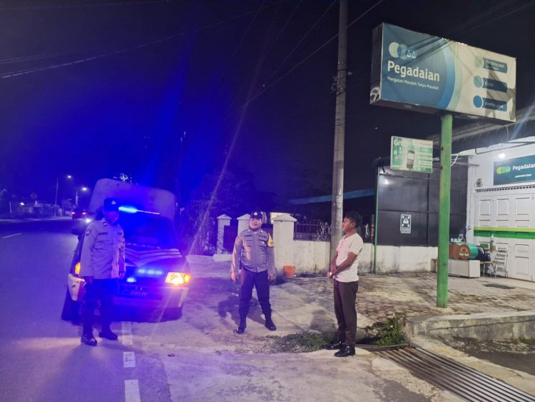 Polsek Siantar Marihat melaksanakan patroli malam hari, di wilayah hukum Polsek Siantar Marihat, pada Minggu (17/8/2025) malam.