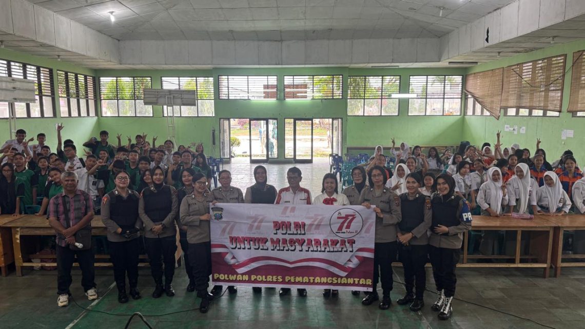 Polisi Wanita (Polwan) Polres Pematangsiantar melaksanakan kegiatan Police Go To School, di SMK Negeri 2 Kota Pematangsiantar, pada Kamis (28/8/2023) pagi.