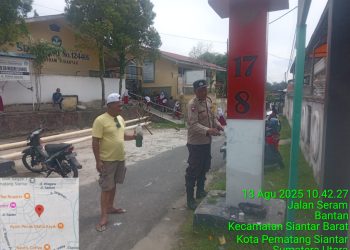 Bhabinkamtibmas Kelurahan Bantan, AIPTU Rayendra P. Damanik, melaksanakan gotong royong bersama warga dalam rangka menyambut HUT Kemerdekaan Republik Indonesia (RI) ke 80, pada Rabu (13/8/2025) siang.
