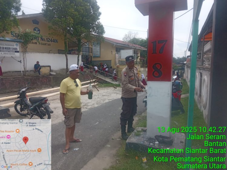 Bhabinkamtibmas Kelurahan Bantan, AIPTU Rayendra P. Damanik, melaksanakan gotong royong bersama warga dalam rangka menyambut HUT Kemerdekaan Republik Indonesia (RI) ke 80, pada Rabu (13/8/2025) siang.