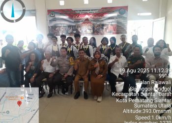 Foto bersama disela kegiatan.