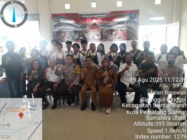 Foto bersama disela kegiatan.