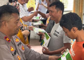 Kapolsek Siantar Selatan, IPTU Priston Simbolon menghadiri sosialisasi peserta program jaminan sosial ketenagakerjaan dan sekaligus penyerahan kartu BPJS Ketenagakerjaan bagi pekerja rentan Kota Pematangsiantar tahun 2025, di Kantor Kecamatan Siantar Selatan, pada Rabu (13/8/2025) siang.
