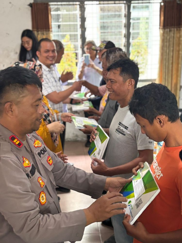 Kapolsek Siantar Selatan, IPTU Priston Simbolon menghadiri sosialisasi peserta program jaminan sosial ketenagakerjaan dan sekaligus penyerahan kartu BPJS Ketenagakerjaan bagi pekerja rentan Kota Pematangsiantar tahun 2025, di Kantor Kecamatan Siantar Selatan, pada Rabu (13/8/2025) siang.