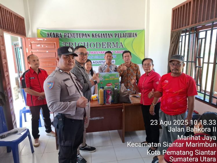 Bhabinkamtibmas Kelurahan Simarimbun, Bripka Johannes C. Siregar, menghadiri kegiatan penutupan Pelatihan Tricoderma Pemberdayaan Masyarakat yang berlangsung di Kantor BPP/Badan Penyuluhan Pertanian Dinas Pertanian dan Ketahanan Pangan Kota Pematangsiantar, pada Sabtu (23/8/2025) pagi.