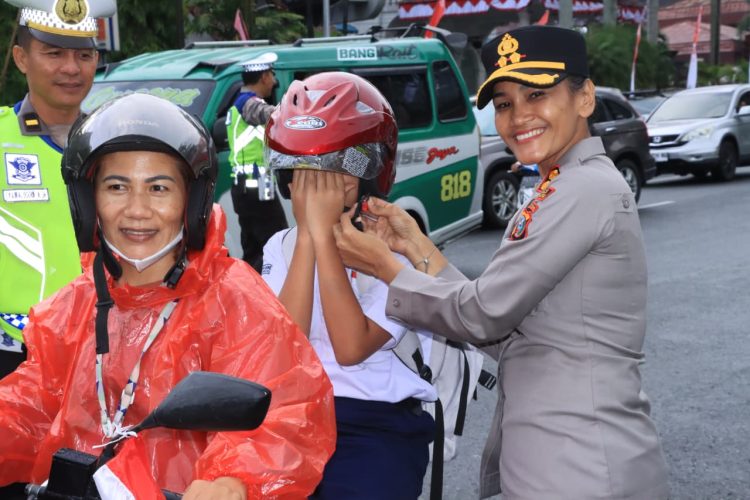 Para pengendara sepeda motor mendapat helm dan Bendera Merah Putih gratis dari Polres Pematangsiantar.