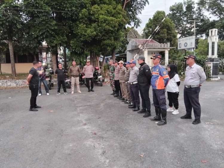 Polsek Siantar Barat bersama instansi terkait, melaksanakan penertiban Pedagang Kaki Lima (PKL), di seputaran Lapangan Haji Adam Malik, pada Minggu (3/8/2025) pagi.