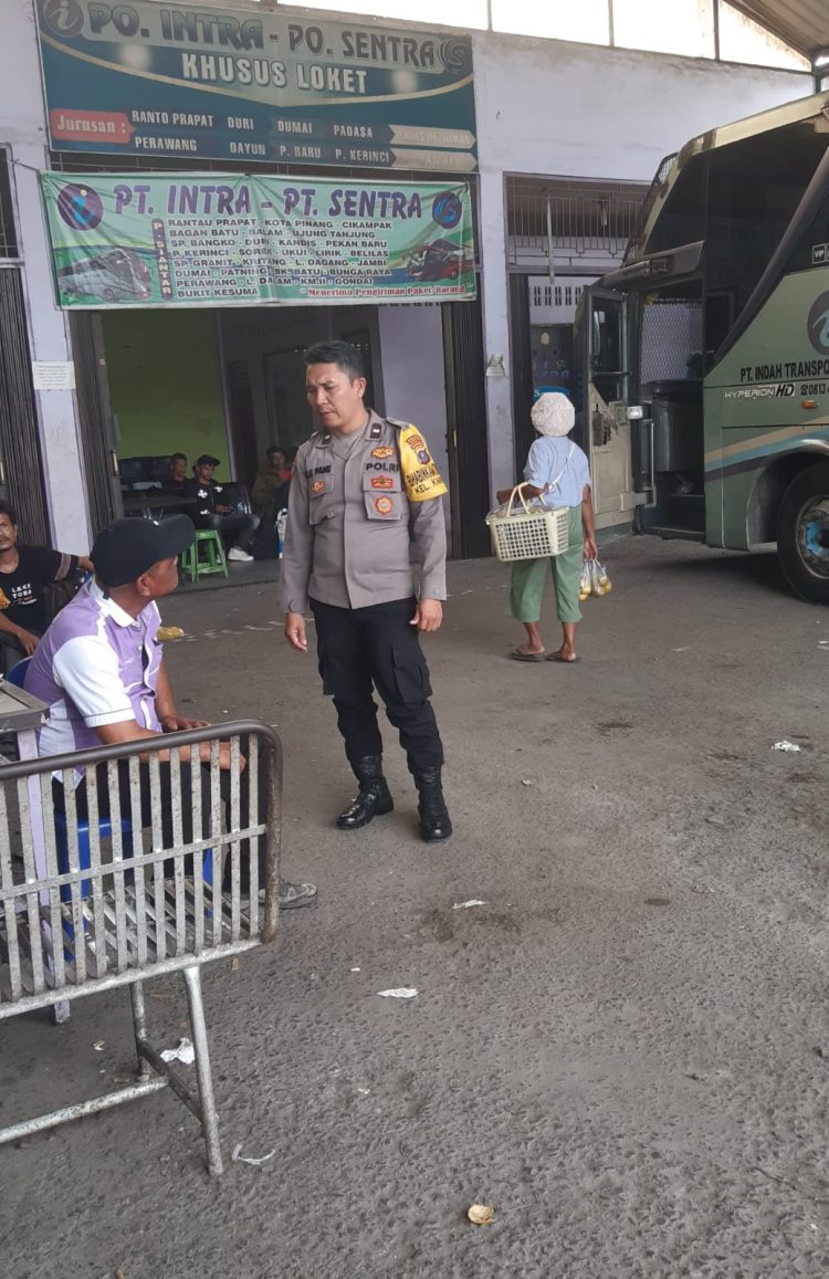Bhabinkamtibmas Keluarahan Kahean, AIPDA H.E. Pane, melaksanakan sambang ke Loket Bus Intra yang terletak di Jalan Sisingamangaraja, pada Sabtu (16/8/2025) pagi.