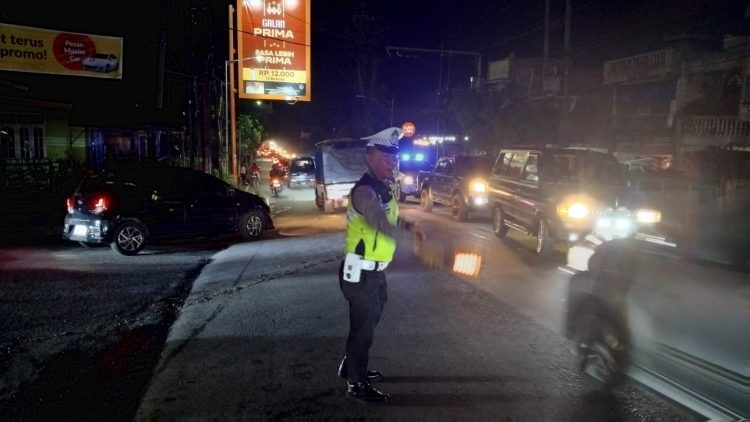 Satuan Lalulintas (Sat Lantas), gerak cepat melakukan pengaturan lalulintas (Gatur Lalin), di Jalan Medan, depan Hotel Grand Zuri, pada Minggu (3/8/2025) malam.