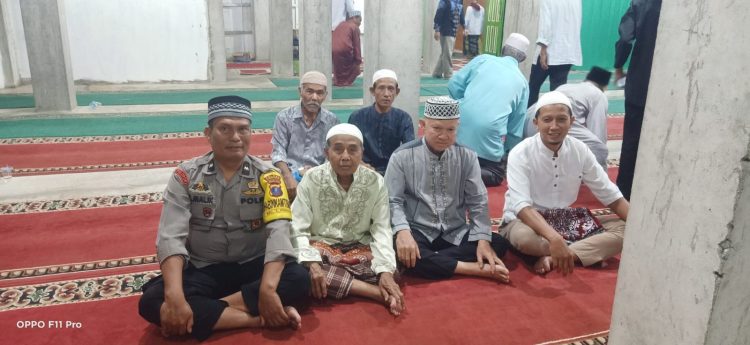 Polsek Siantar Martoba melaksanakan Sholat Jumat Berjamaah, di Masjid Al Fallah yang terletak di Jalan Rakutta Sembiring, pada Jumat (22/8/2025) siang.