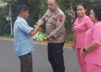 Polsek Siantar Timur memberikan bantuan sosial (Bansos) kepada warga yang membutuhkan atau kurang mampu, di daerah Kelurahan Siopat Suhu, Kecamatan Siantar Timur, Kota Pematangsiantar, pada Jumat (1/8/2025) pagi.