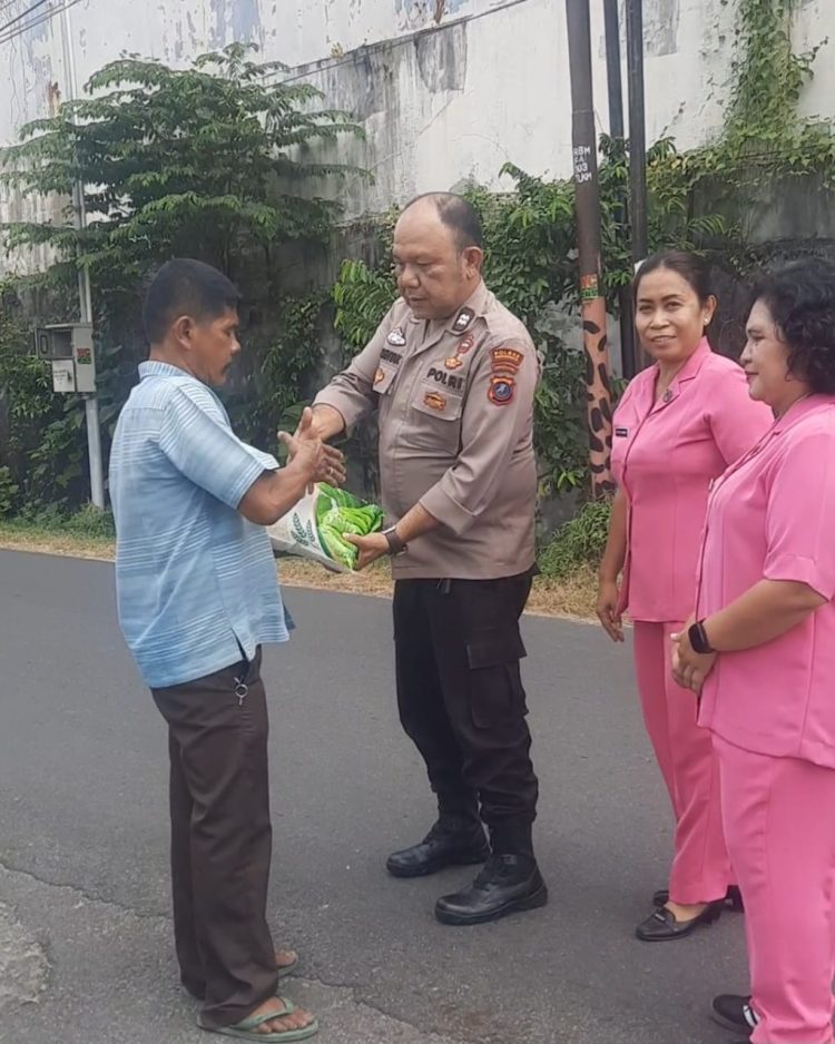 Polsek Siantar Timur memberikan bantuan sosial (Bansos) kepada warga yang membutuhkan atau kurang mampu, di daerah Kelurahan Siopat Suhu, Kecamatan Siantar Timur, Kota Pematangsiantar, pada Jumat (1/8/2025) pagi.