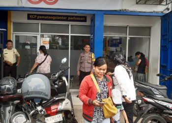 Bhabinkamtibmas Kelurahan Kahean, AIPDA H.E. Pane, sambangi Kantor Bank Mandiri Unit Parluasan yang terletak di Jalan Sisingamangaraja, pada Senin (25/8/2025) siang.