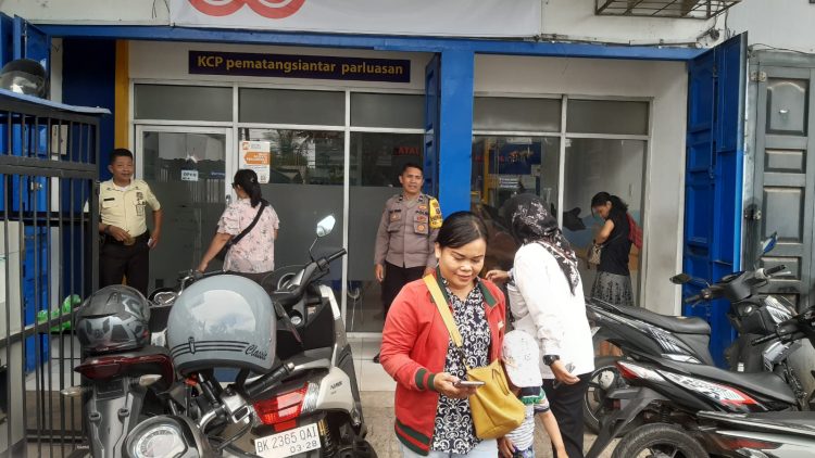 Bhabinkamtibmas Kelurahan Kahean, AIPDA H.E. Pane, sambangi Kantor Bank Mandiri Unit Parluasan yang terletak di Jalan Sisingamangaraja, pada Senin (25/8/2025) siang.