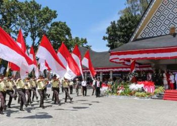 Wali Kota Pematangsiantar, Wesly Silalahi SH MKn didampingi Ketua TP PKK, Ny Liswati bersama Wakil Wali Kota, Herlina dan unsur Forkopimda melepas Karnaval Gempita Kemerdekaan Semarak Dirgahayu ke-80 Kemerdekaan Republik Indonesia (RI), di Lapangan Haji Adam Malik, Minggu (17/08/2025).