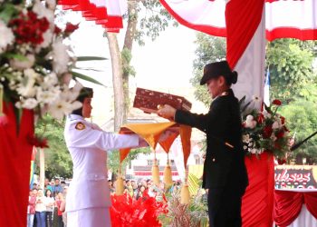 Kapolres Pematangsiantar, AKBP Sah Udur T.M Sitinjak S.H, S.I.K, M.H, pimpin penurunan Bendera Merah Putih dalam rangka peringatan HUT Kemerdekaan Republik Indonesia (RI) ke 80 Tahun 2025, di Lapangan Haji Adam Malik, pada Minggu (17/8/2025) sore.