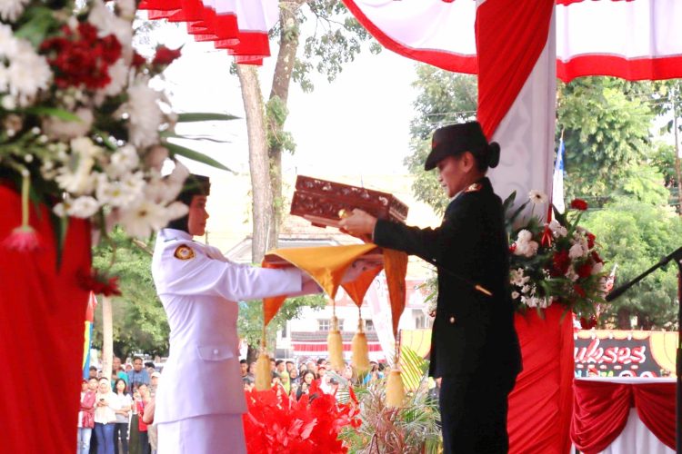 Kapolres Pematangsiantar, AKBP Sah Udur T.M Sitinjak S.H, S.I.K, M.H, pimpin penurunan Bendera Merah Putih dalam rangka peringatan HUT Kemerdekaan Republik Indonesia (RI) ke 80 Tahun 2025, di Lapangan Haji Adam Malik, pada Minggu (17/8/2025) sore.