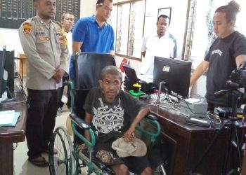 Bhabinkamtibmas Kelurahan Pematang Marihat, Bripka Asril Manurung, gerak cepat (Gercep) membantu korban tabrak lari bernama Bastian, ke Puskesmas, pada Jumat (29/8/2025) pagi.