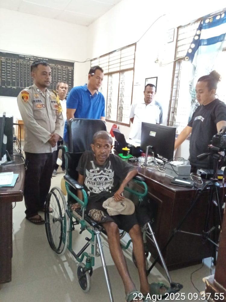 Bhabinkamtibmas Kelurahan Pematang Marihat, Bripka Asril Manurung, gerak cepat (Gercep) membantu korban tabrak lari bernama Bastian, ke Puskesmas, pada Jumat (29/8/2025) pagi.