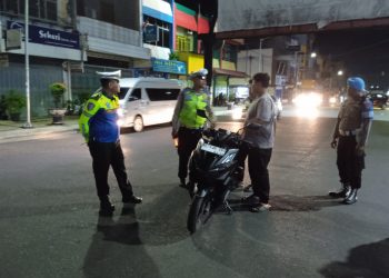 Polres Pematangsiantar melaksanakan Kegiatan Rutin Yang Ditingkatkan (KRYD) hingga dini hari.
