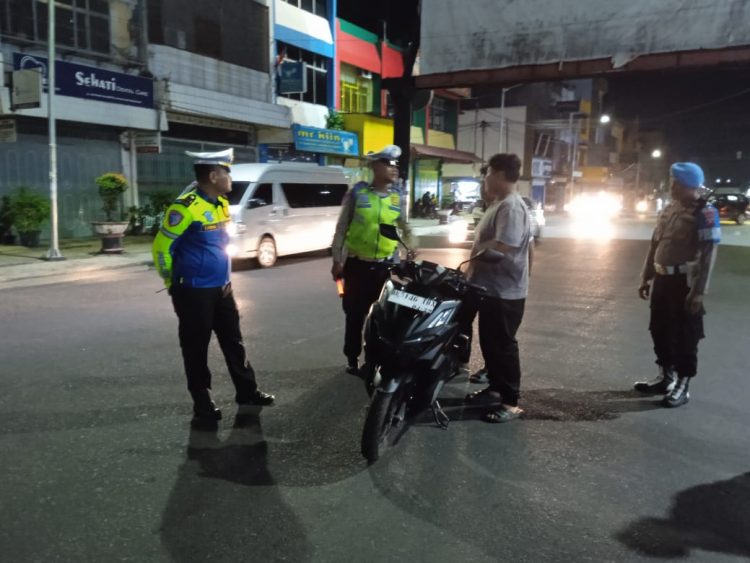 Polres Pematangsiantar melaksanakan Kegiatan Rutin Yang Ditingkatkan (KRYD) hingga dini hari.