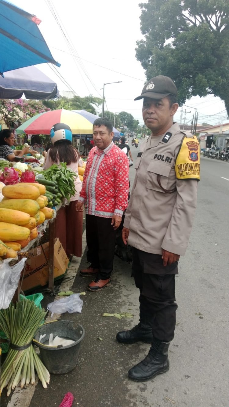 Bhabinkamtibmas Kelurahan Nagahuta Timur, AIPTU F. Munthe, sambangi pedagang Pasar Pagi Jalan D.I. Panjaitan, pada Kamis (28/8/2025) pagi.