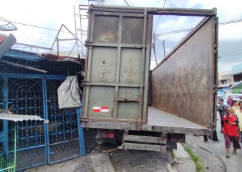 Sat Lantas Polres Pemeatangsiantar melakukan pengecekan Temat Kejadian Perkara (TKP) kecelakaan (Laka) tunggal, di Persimpangan Empat Apil Dayok Mirah, Jalan Medan Pematangsiantar, pada Kamis (31/7/2025) siang.