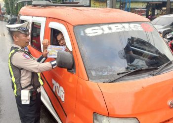 Satuan Lalulintas Polres Pematangsiantar memberikan himbauan dan edukasi larangan parkir berlapis dan sembarangan, di jalan Sutomo, Simpang jalan Sutoyo, pada Rabu (20/8/2025) pagi.