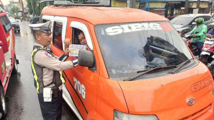 Satuan Lalulintas Polres Pematangsiantar memberikan himbauan dan edukasi larangan parkir berlapis dan sembarangan, di jalan Sutomo, Simpang jalan Sutoyo, pada Rabu (20/8/2025) pagi.