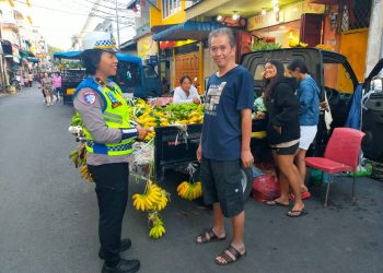 Kanit Kamsel, IPDA Serly Tarigan, memberikan himbauan dan edukasi tertib berlalulintas, di Jalan Surabaya, pada Sabtu (9/8/2025) pagi.