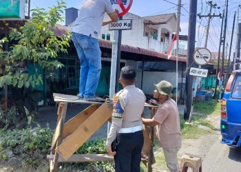 Kasat Lantas Polres Pematangsiantar, IPTU Friska Susana SH, bersama Kanit Turjawali, IPDA Horas Tambunan SH dan personil Unit Turjawali, melakukan pemasangan rambu lalulintas berupa larangan bagi kendaraan berat lebih dari 3 ton, di Jalan Parapat Simpang Dua, pada Senin (18/8/2025) siang.