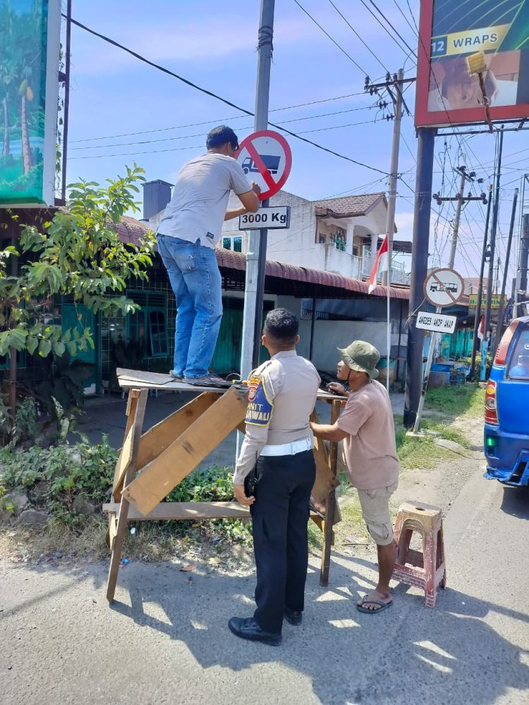 Kasat Lantas Polres Pematangsiantar, IPTU Friska Susana SH, bersama Kanit Turjawali, IPDA Horas Tambunan SH dan personil Unit Turjawali, melakukan pemasangan rambu lalulintas berupa larangan bagi kendaraan berat lebih dari 3 ton, di Jalan Parapat Simpang Dua, pada Senin (18/8/2025) siang.