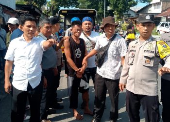 Polres Pematangsianțar gerak cepat mengamankan seorang laki - laki untuk menghindari amukan massa, di Jl. Ahmad Yani, Simpang Rambung Merah, pada Senin (25/8/2025) pagi.