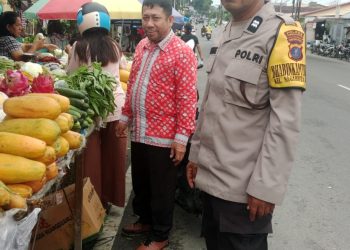 Bhabinkamtibmas Kelurahan Nagahuta Timur, AIPTU F. Munthe, sambangi pedagang Pasar Pagi Jalan D.I. Panjaitan, pada Kamis (28/8/2025) pagi.