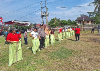 Bhabinkamtibmas Kelurahan Simarimbun, Bripka Johannes C. Siregar melakukan monitoring kegiatan perlombaan dalam rangka memeriahkan HUT Kemerdekaan Republik Indonesia (RI) ke 80, di Jalan Raya ke Sidamanik, pada Senin (18/8/2025) siang.
