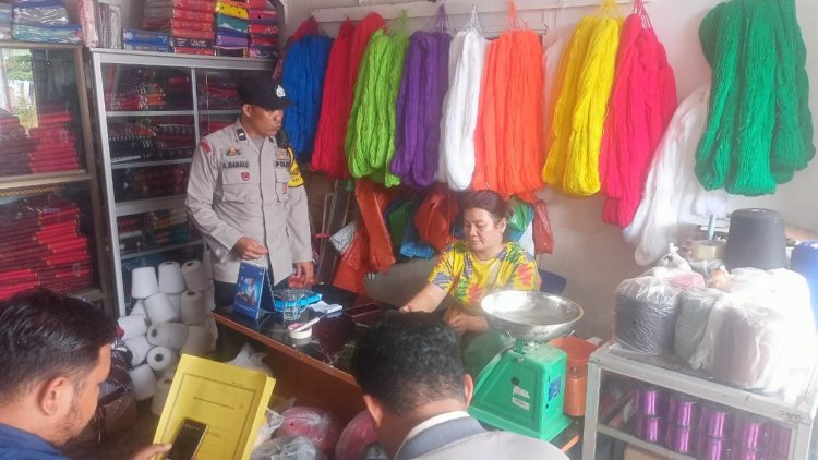 Bhabinkamtibmas Kelurahan Suka Maju, AIPDA Adilman Manalu, melaksanakan sambang di UD Sony Ulos Jalan Durian, Kelurahan Suka Maju, pada Senin (25/8/2025) siang.